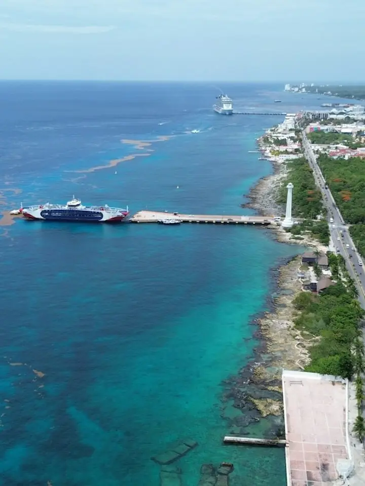Vista aérea de un ferry atracado en el muelle de Cozumel