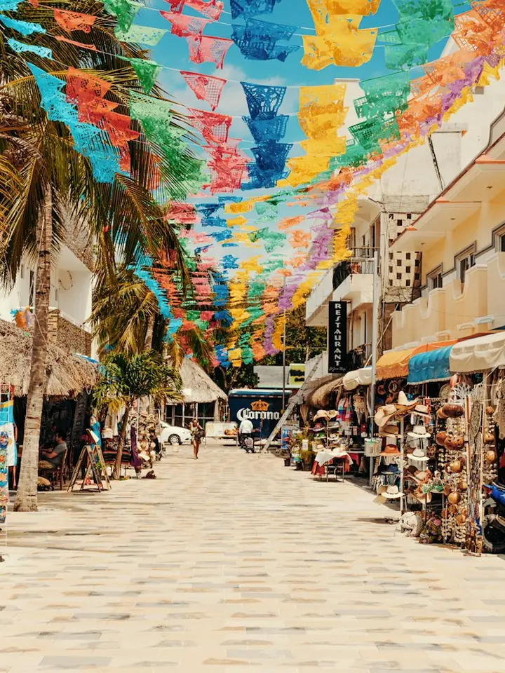Andador de la Quinta Avenida con papel picado y palmeras
